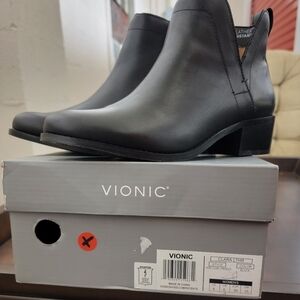 BRAND NEW Bionic black boots
